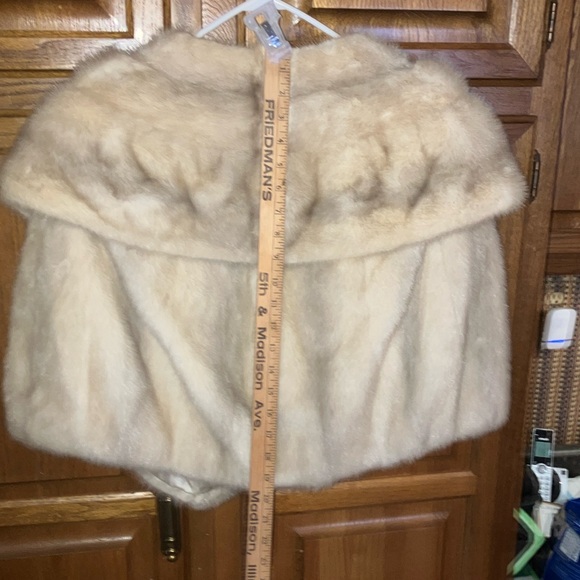 Genuine fur jacket. Species unknown. 20” long, 9” collar. Weiss furs, St Louis. - Picture 3 of 5